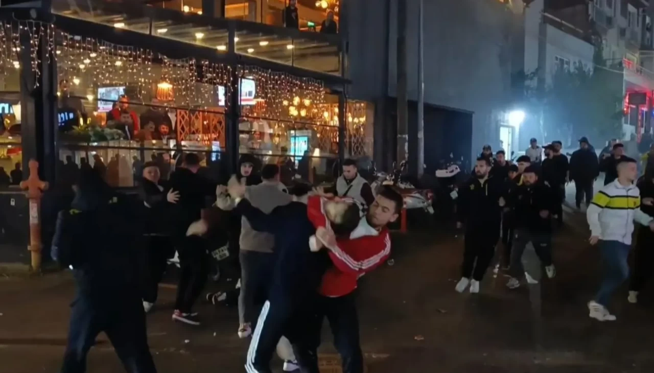 Derbi öncesi taraftarlar ortalığı savaş alanına çevirdi