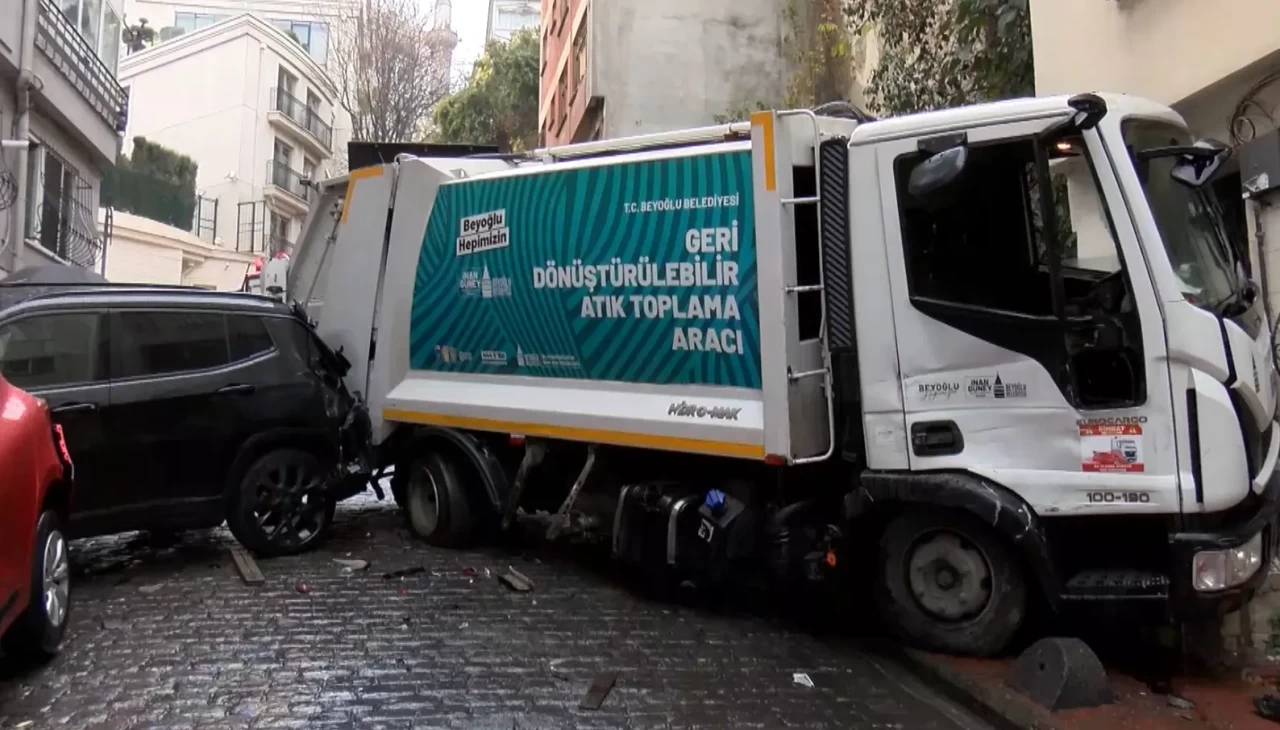 Beyoğlu’nda çöp kamyonu dehşeti: 5 araca ve eve çarptı!