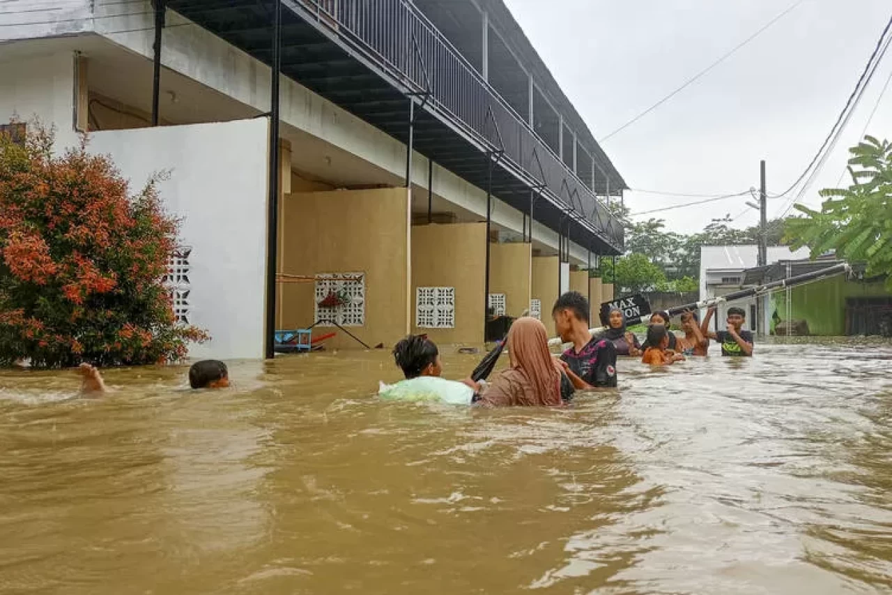 Endonezya’da sel ve toprak kaymalarında can kaybı 61’e yükseldi