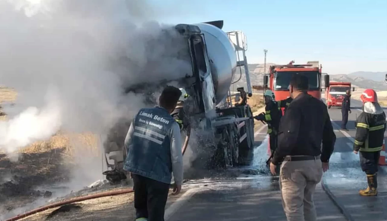Gaziantep’te seyir halindeki beton mikseri alev aldı