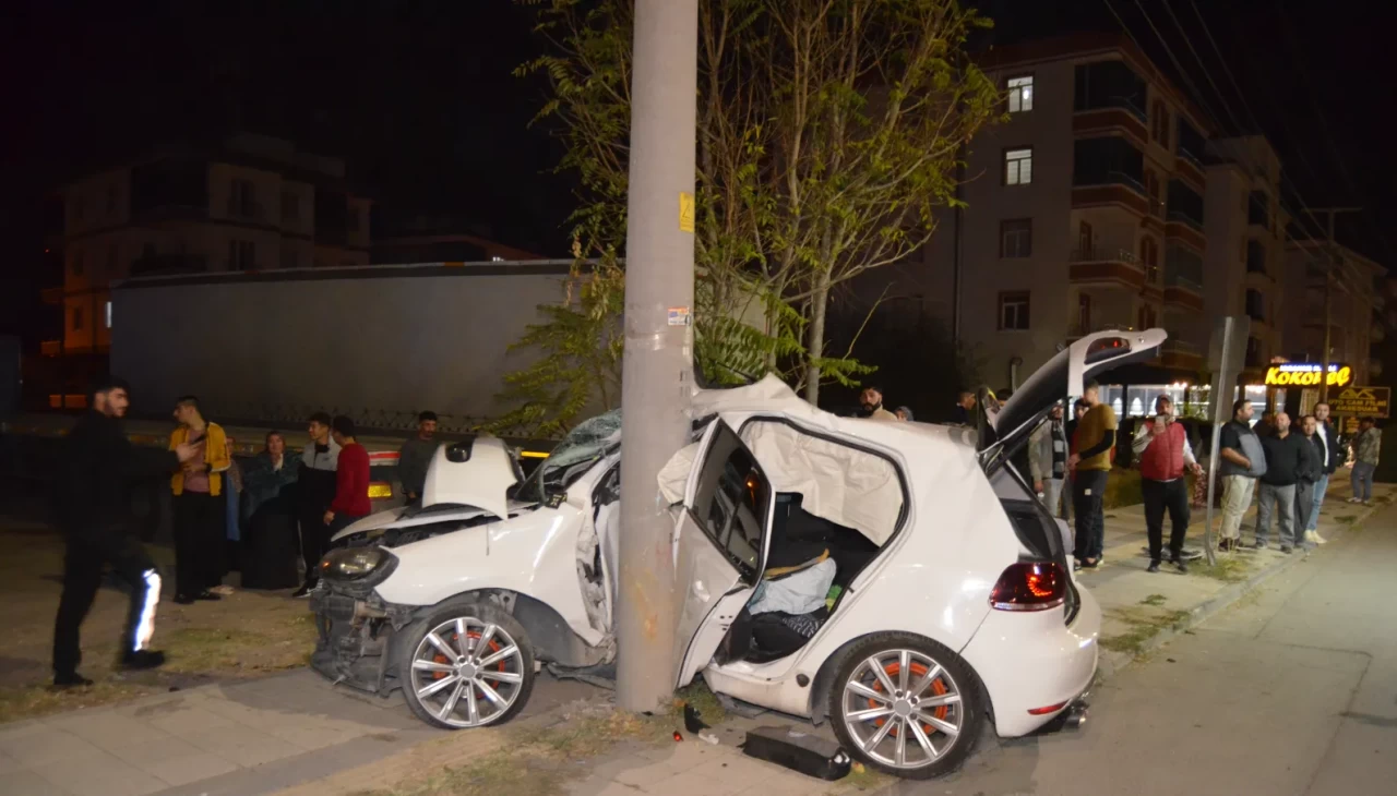 Aksaray’da feci kaza! Otomobil direğe çarptı, 2 kişi ağır yaralı