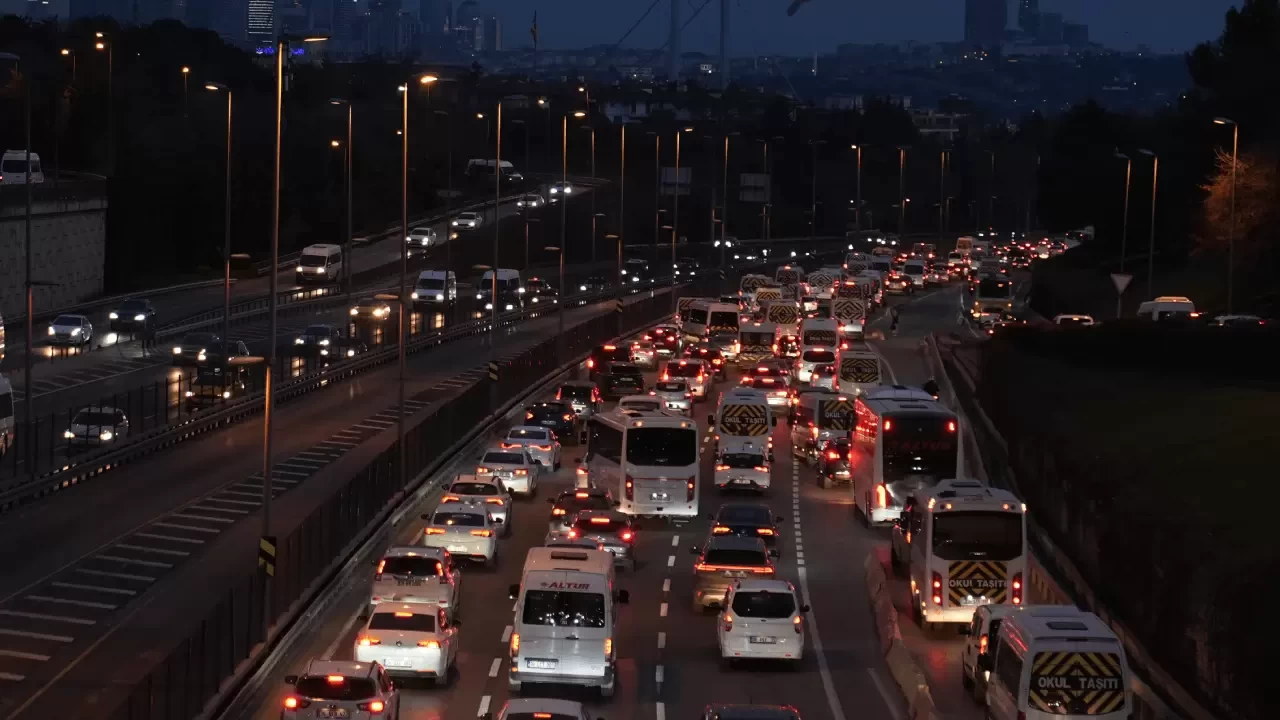 İstanbul’da iş çıkışı trafik kilitlendi: Yoğunluk %85’e ulaştı