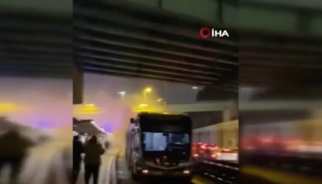 Edirnekapı’da metrobüs yangını paniği! Sürücü yolcuları son anda tahliye etti