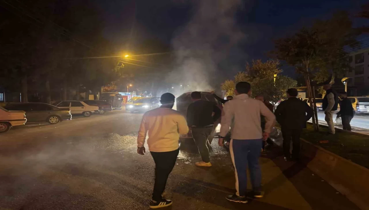 Adıyaman’da otomobil alev aldı: Sürücü son anda kurtuldu