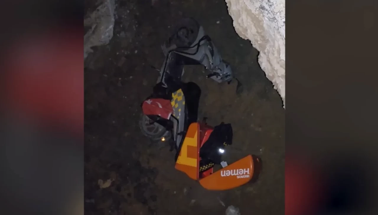 Kadıköy’de yol çalışması kabusu! Motosikletli sürücü çukura düşerek yaralandı