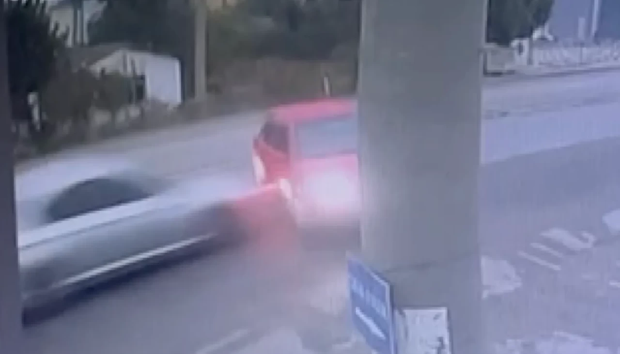 İzmir’de feci kaza! İki otomobil çarpıştı: 2 ölü, 4 yaralı