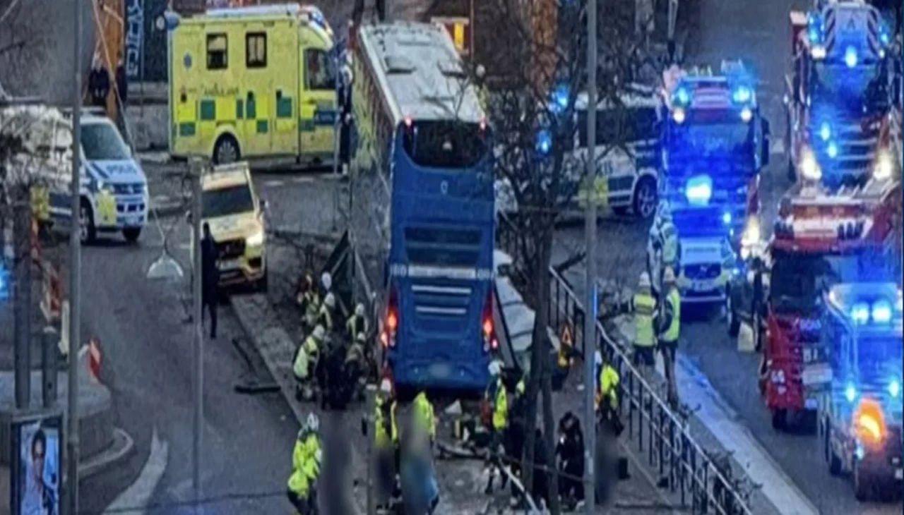 İsveç’in başkenti Stockholm’de otobüs durağa çarptı: 3 ölü, 3 yaralı