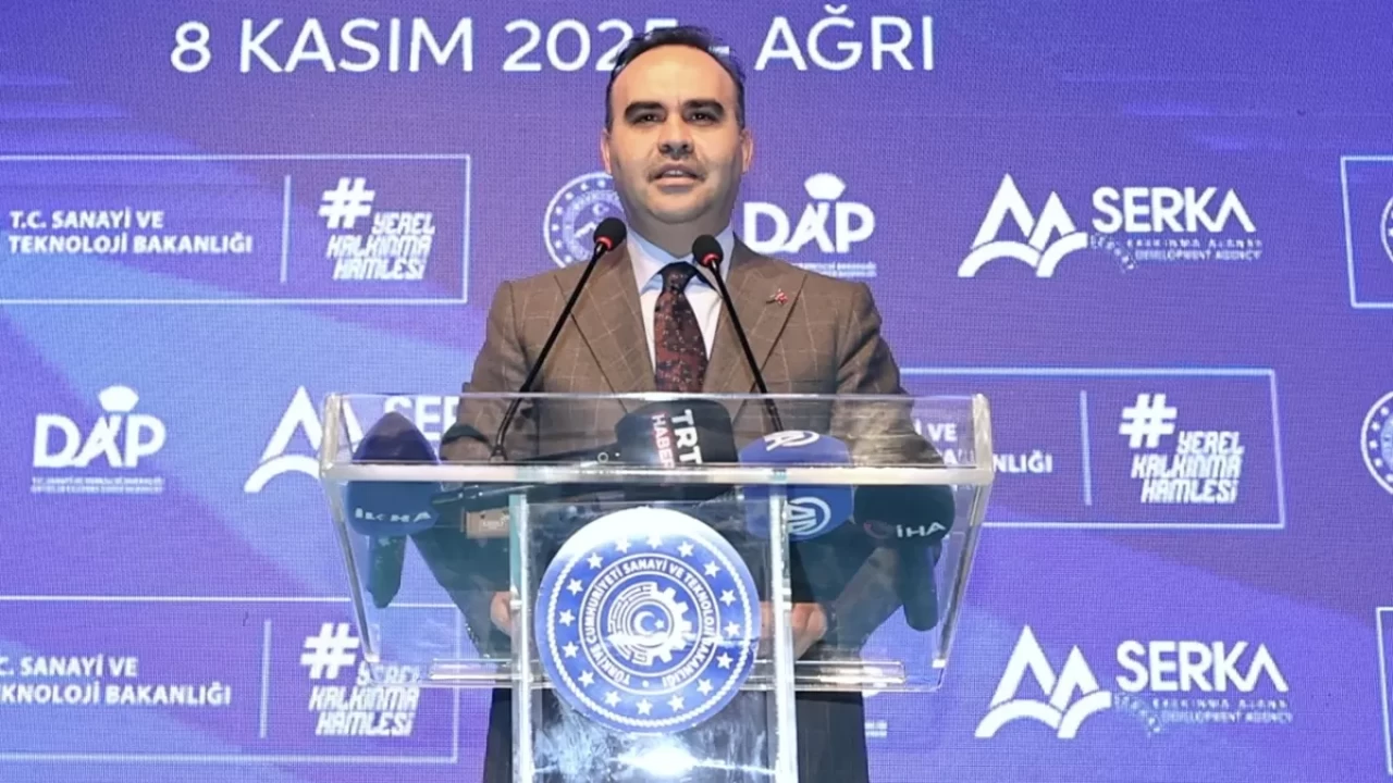 Bakan Kacır: Türk milleti, gençlerinin eserleriyle gökyüzüne imzasını attı