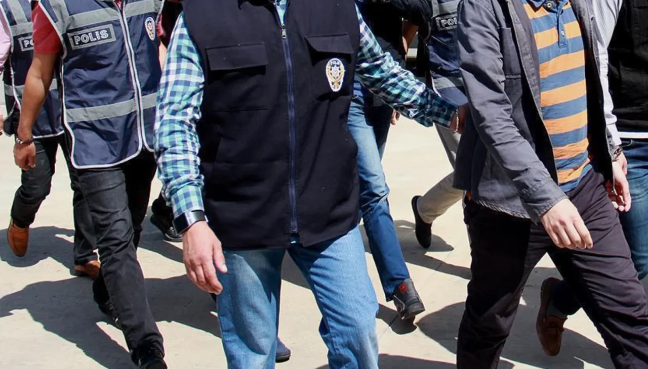 Sakarya’da 3 ilçede eş zamanlı operasyon! Binlerce kaçak makaron ve sahte içki ele geçirildi