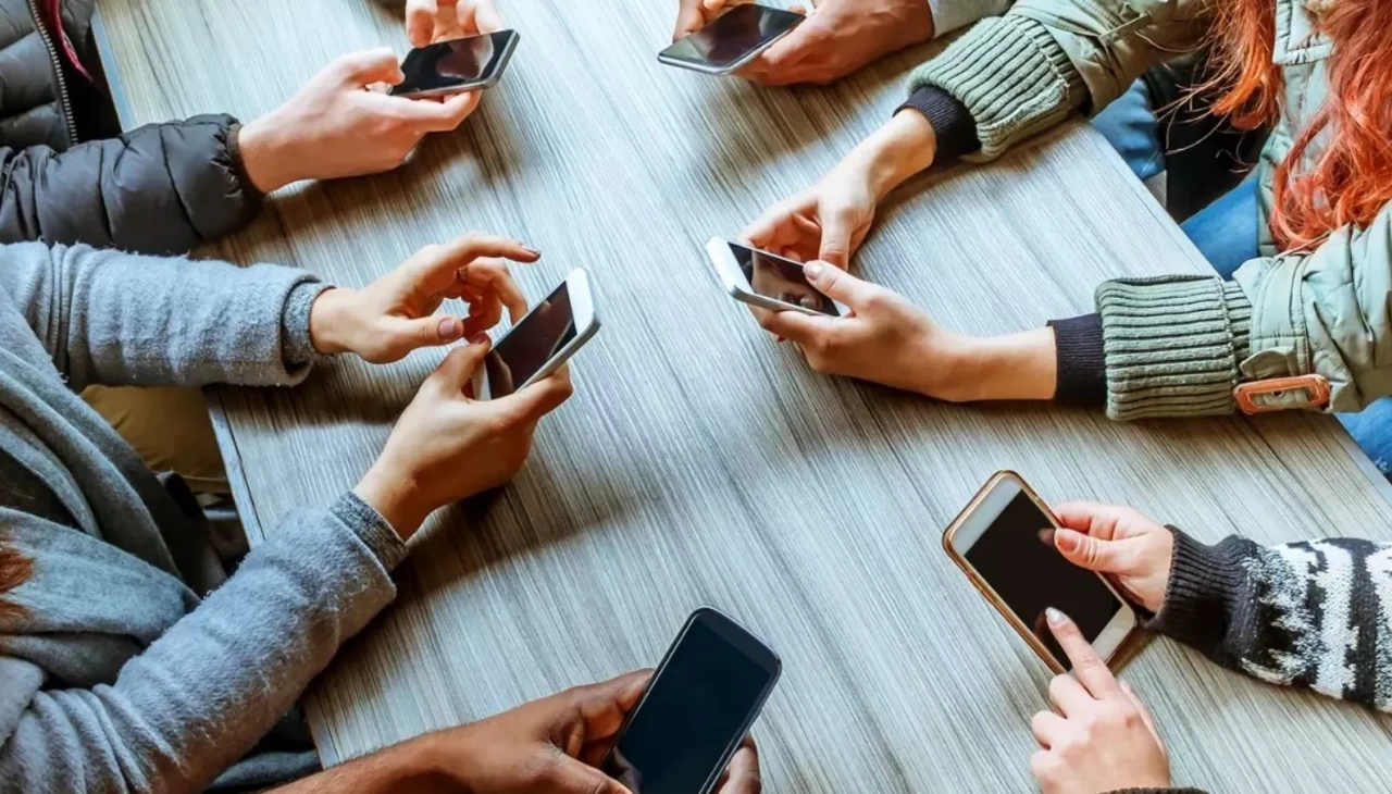Sosyal medya bağımlılığı uyarısı: “Mükemmel hayat paylaşımları özgüveni zedeliyor”