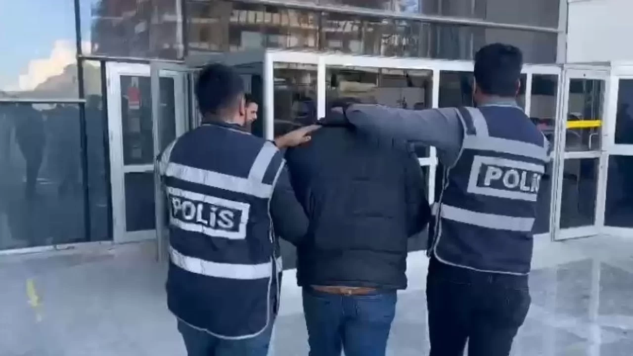 Muradiye’de 2 kilogram uyuşturucu ve 56 düzensiz göçmen yakalandı