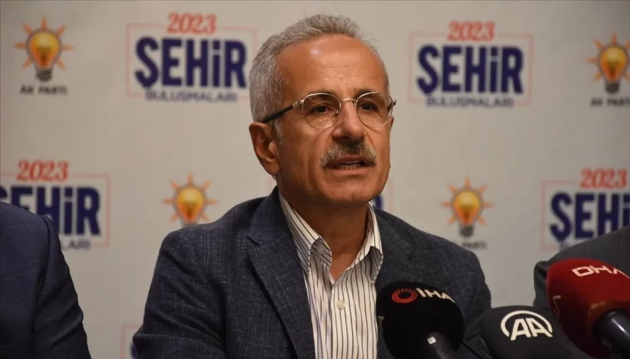 Bakan Uraloğlu’ndan Gebze’de çöken bina açıklaması: “Metro inşaatı biteli iki yıl oldu”