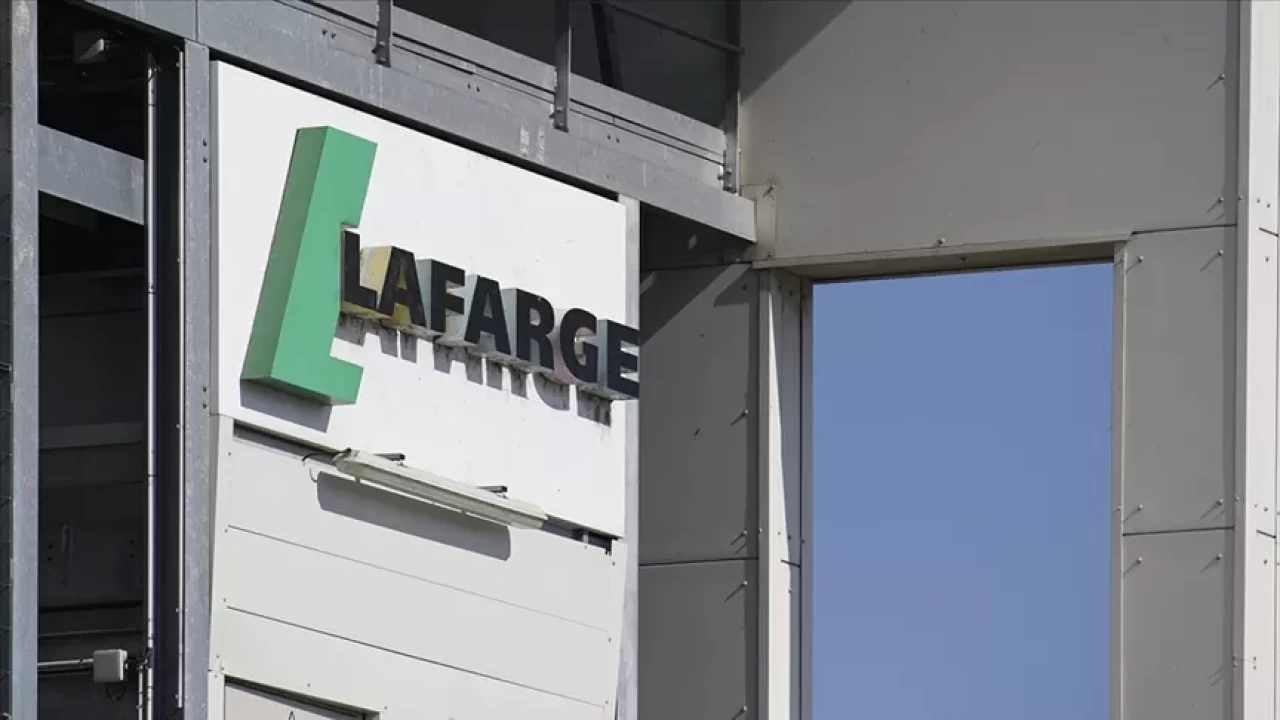 Fransız çimento devi Lafarge'ın "terör örgütünü finanse etmekten" yargılandığı dava başladı