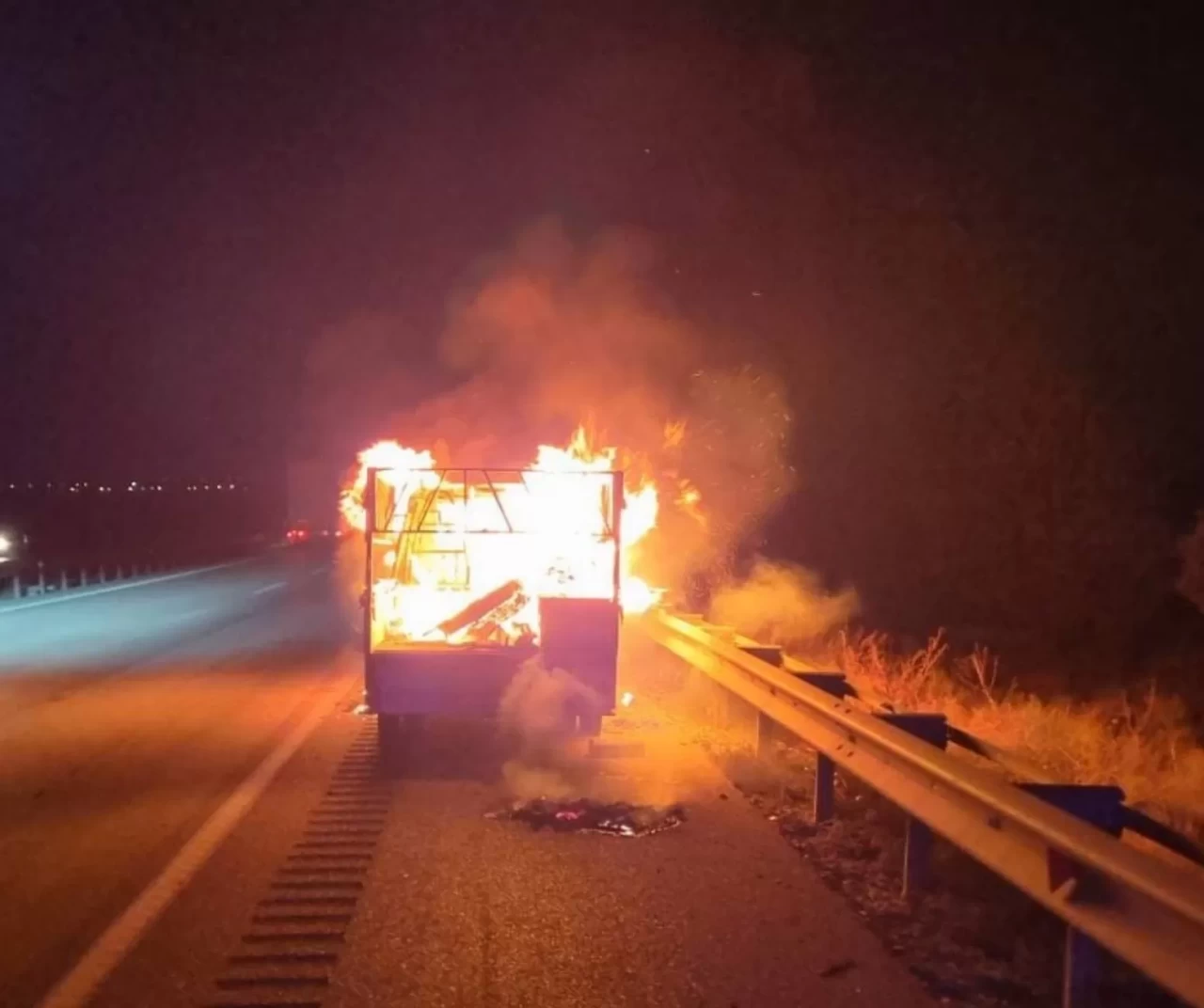 Seyir halindeki kamyonet alev alev yandı