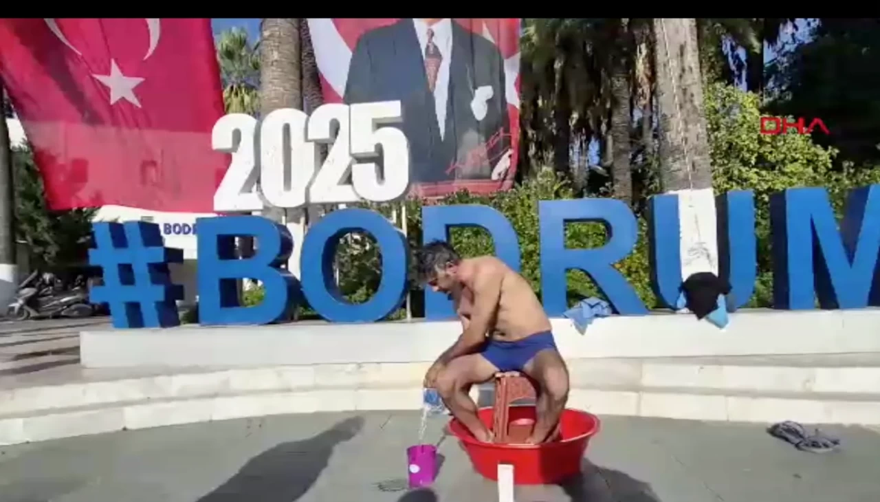 Bodrum’da 6 gündür susuz kalan vatandaş belediye meydanında duş aldı