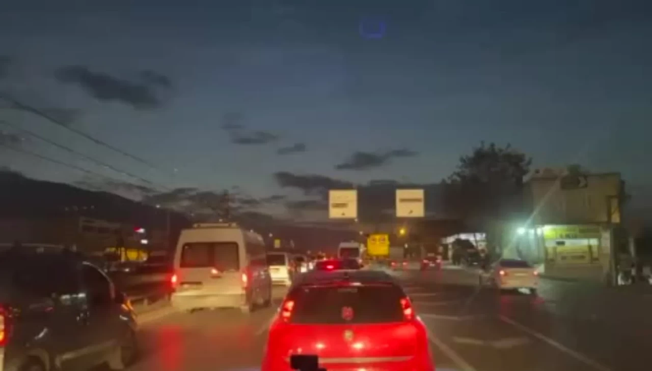 Bursalılar gözlerine inanamadı! Gökyüzünde timsah silueti belirdi