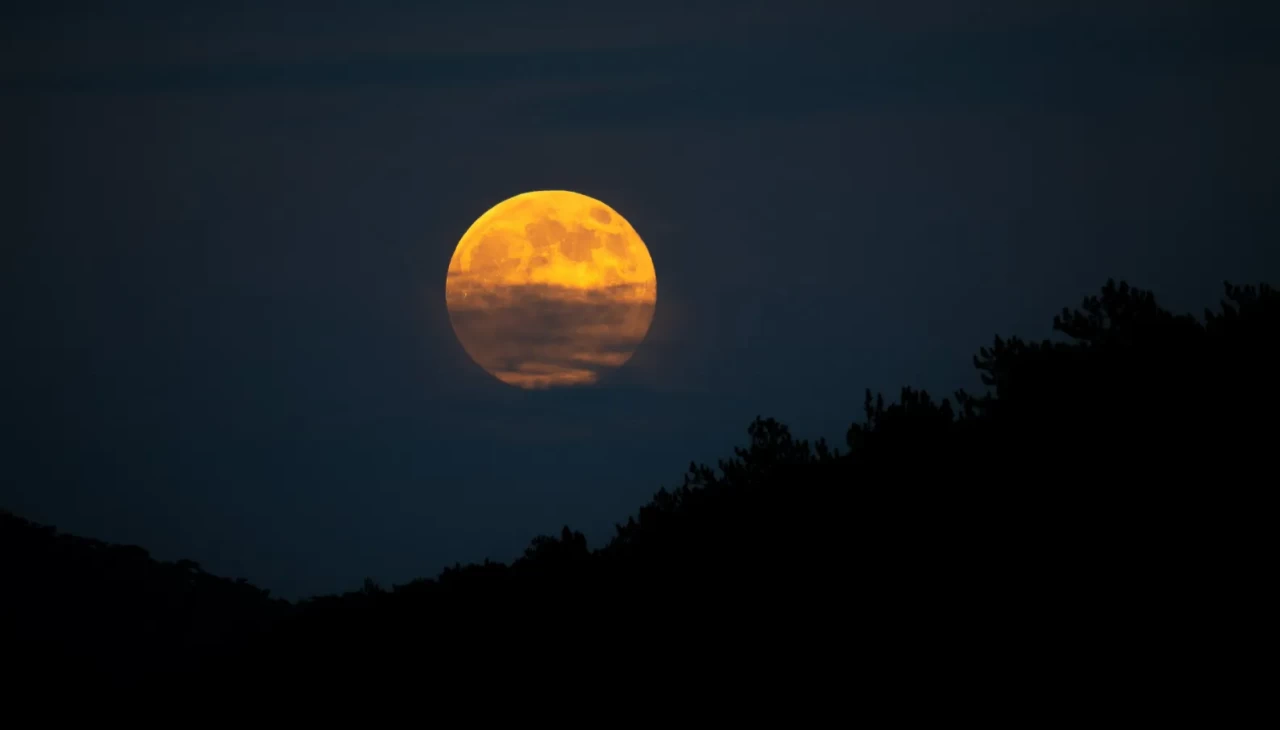 Spil Dağı'nın eşsiz manzarası "Kunduz Süper Ay" ile aydınlandı