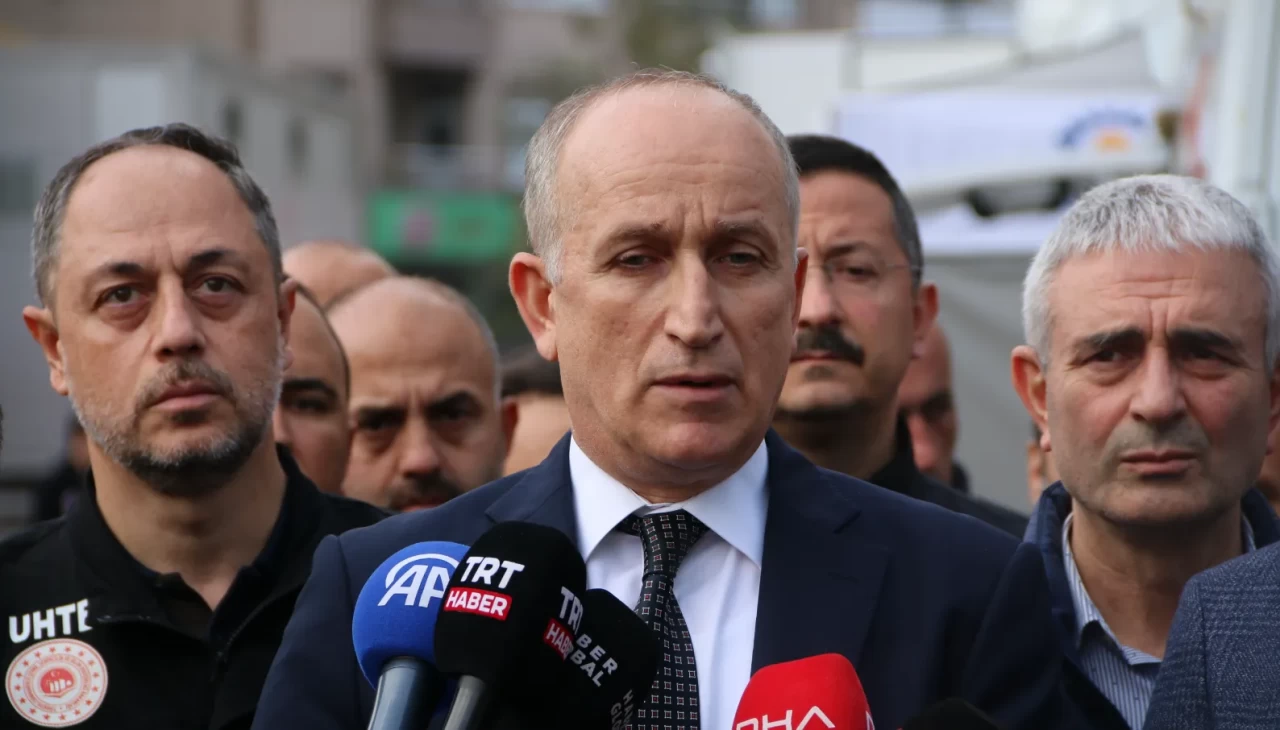 Kocaeli’de çöken bina hakkında Bakan Yardımcısı Ömer Bulut değerlendirme yaptı! 'Zemin çökmesi yıkımda belirleyici oldu'