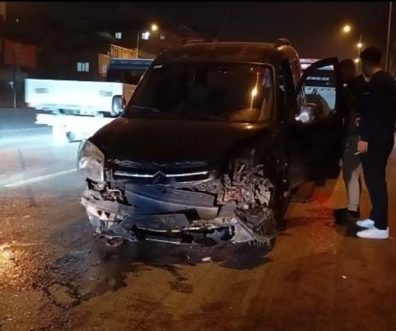 Bursa’da zincirleme kaza: 3 araç birbirine Girdi, 2 yaralı!