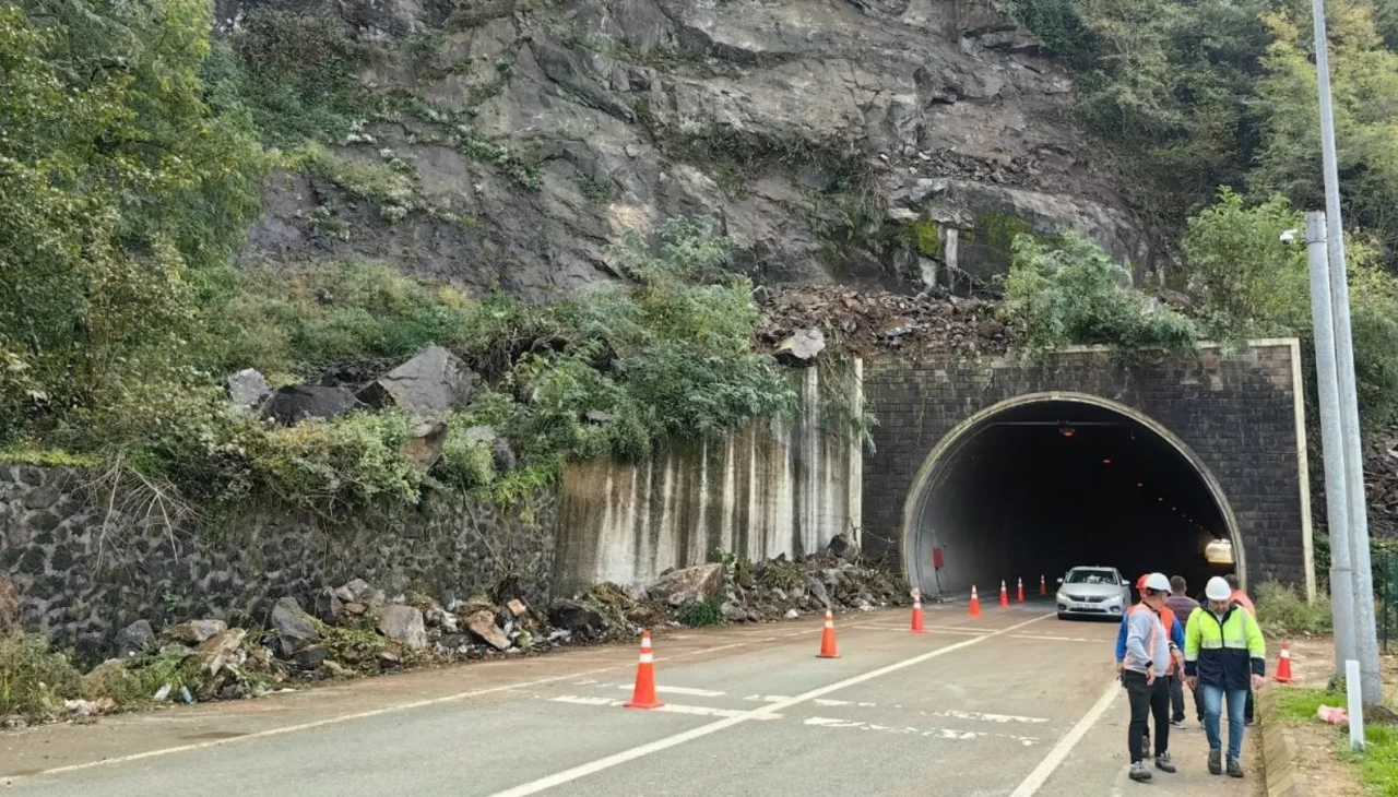 Sarp Sınır Kapısı yolunda heyelan paniği! Araçlar saniyelerle kurtuldu, yol yeniden açıldı