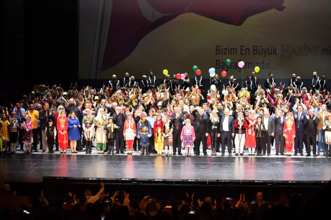 Minik dansçılar "Hazine Masal" gösterisini AKM'de sahneledi