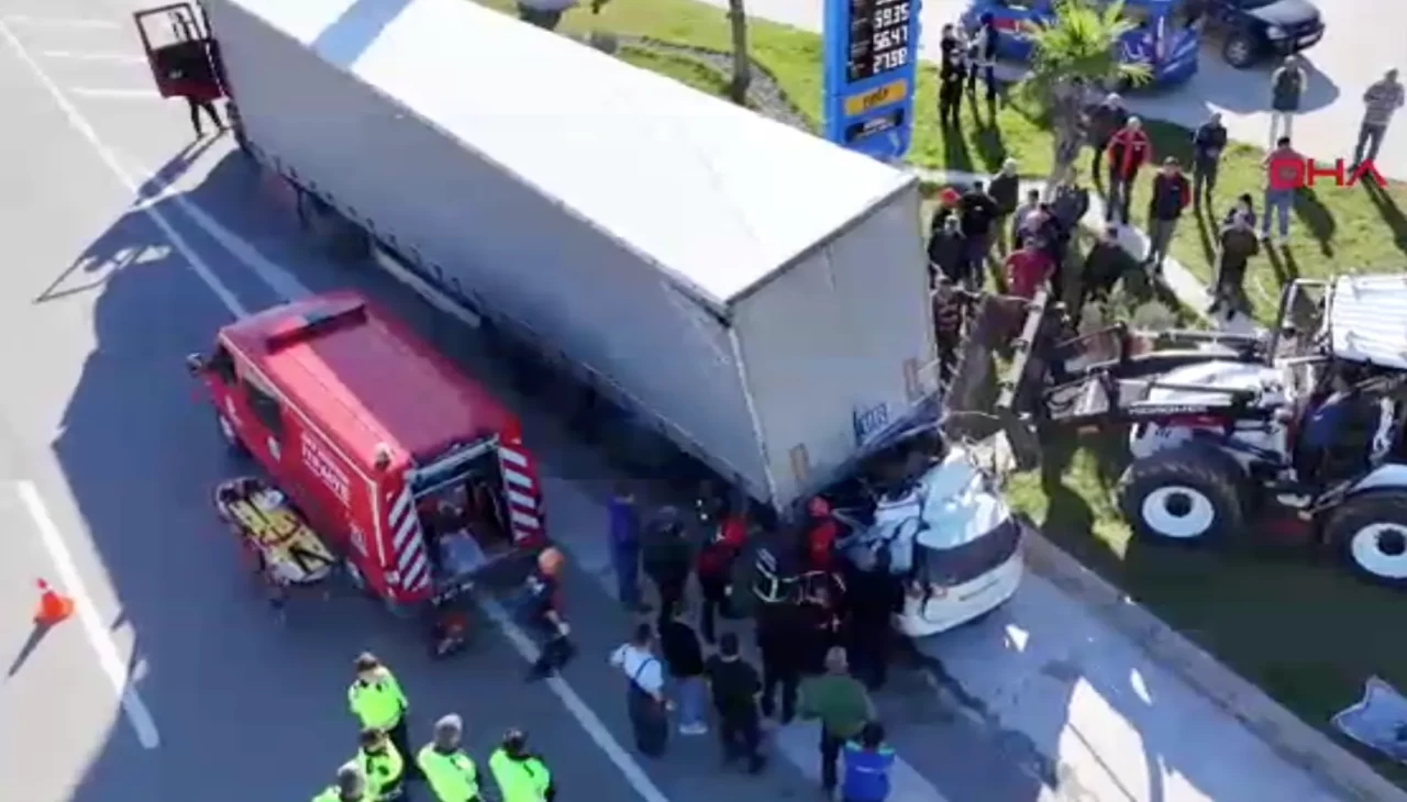 Sinop'ta TIR'a çarpan öğretmen kaza yerinde hayatını kaybetti!