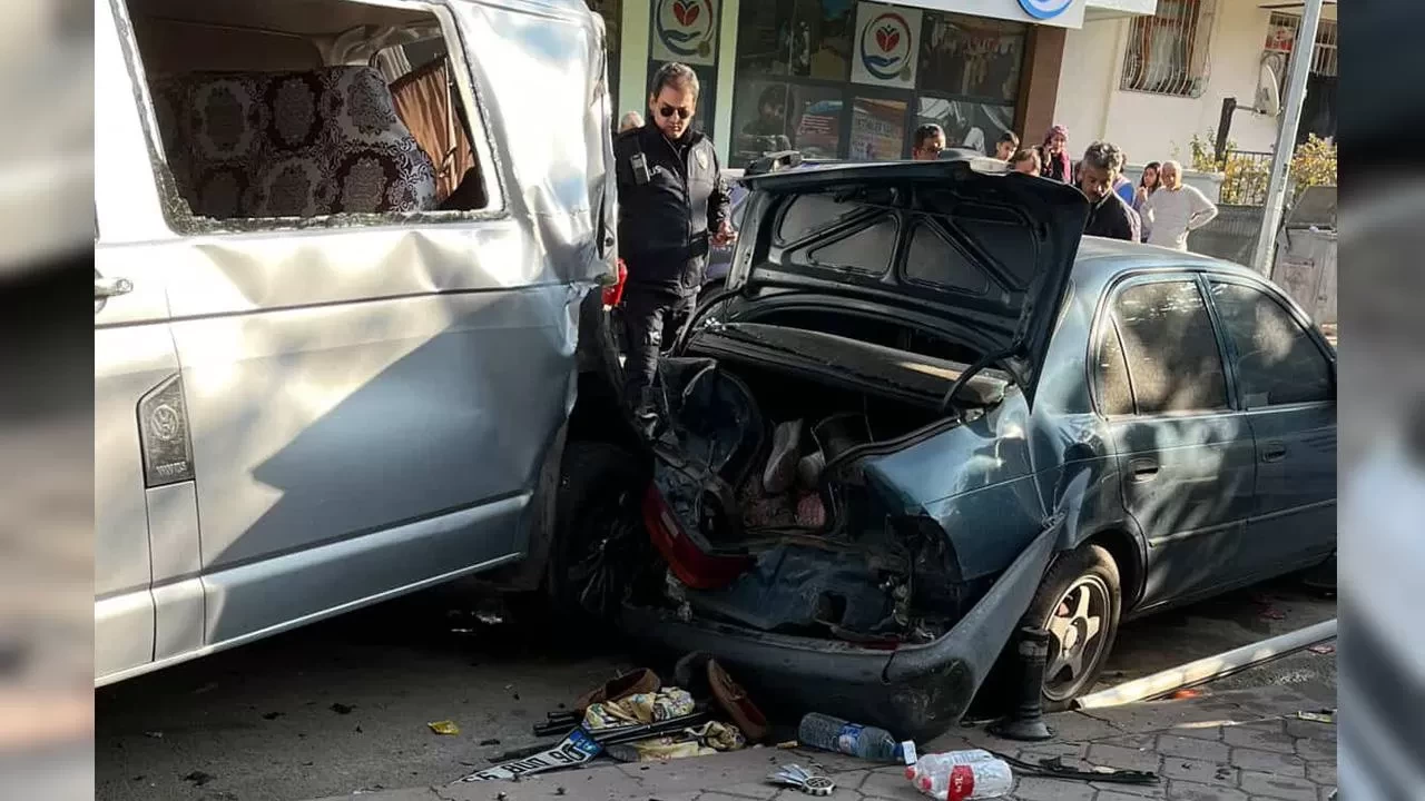 Freni tutmayan kamyon park halindeki 4 aracı biçti