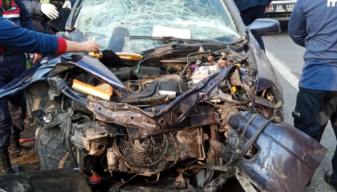 Sakarya’da feci kaza! Tankere çarpan otomobilde aynı aileden 3 kişi yaralandı