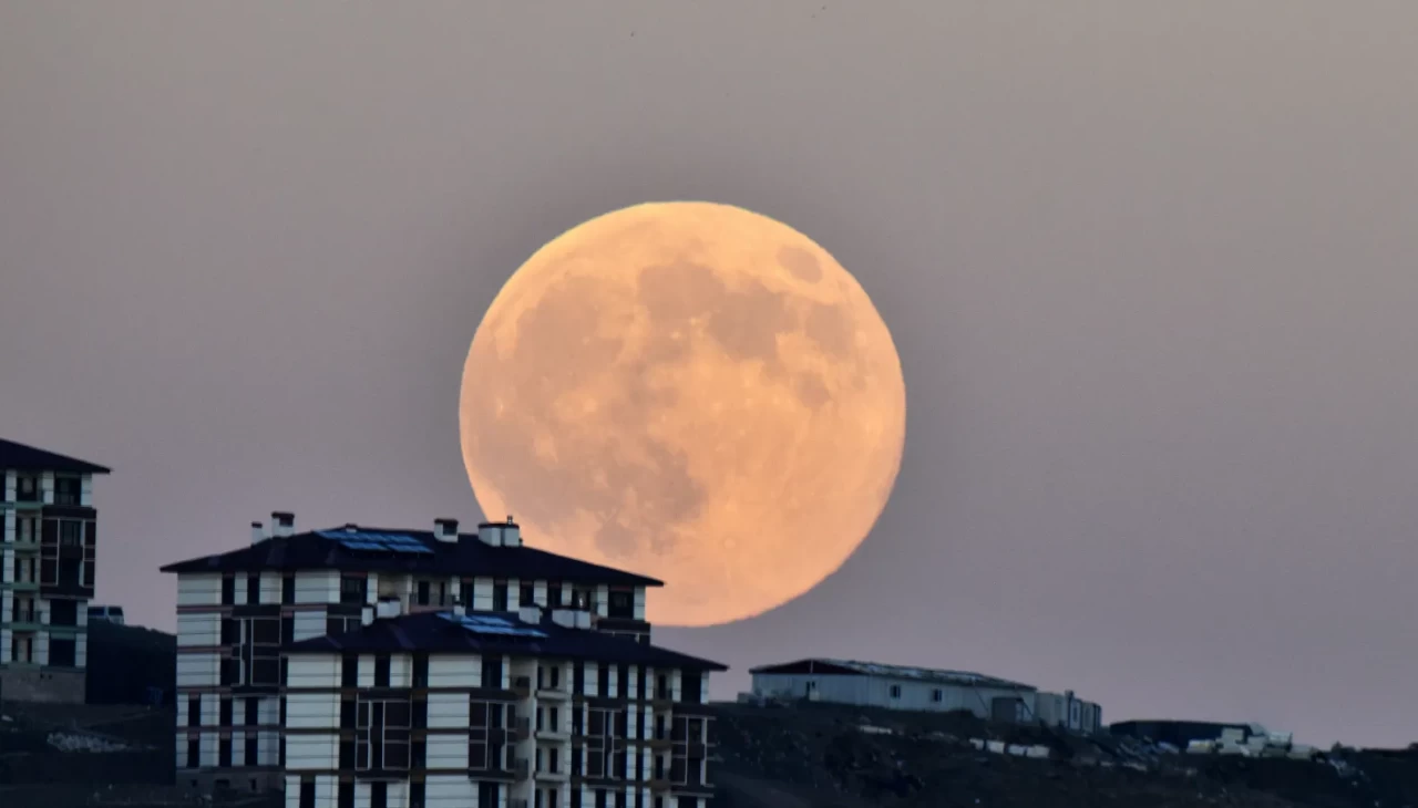 Ahlat’ta "Kunduz Süper Ay" görsel şölen oluşturdu