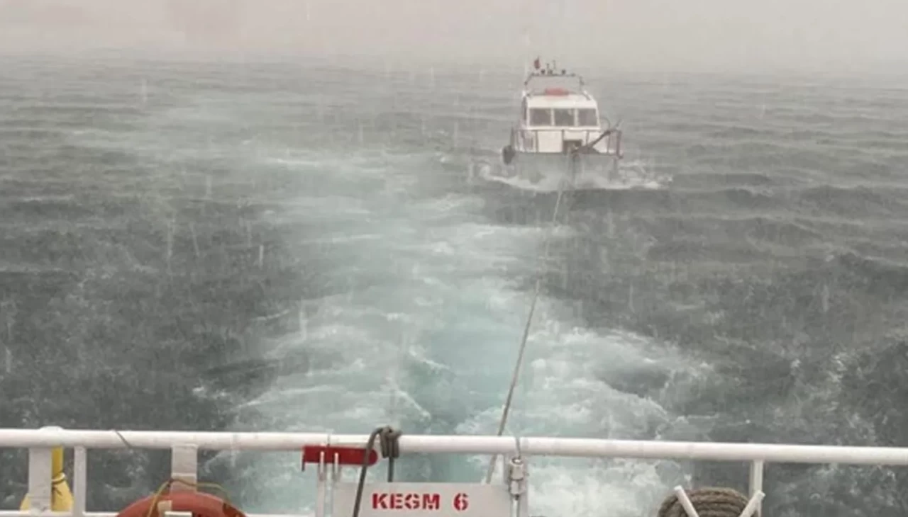 Çanakkale Boğazı’nda arıza yapan tekne kurtarıldı