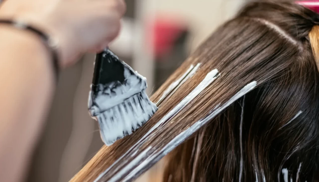 Evde saç açmanın en güvenli yolu! Herkes bu yöntemi konuşuyor: Asla yakmıyor