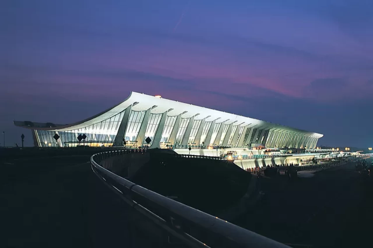 ABD'de havalimanı terminalinde yolcu taşıyan aracın yaptığı kazada 18 kişi yaralandı