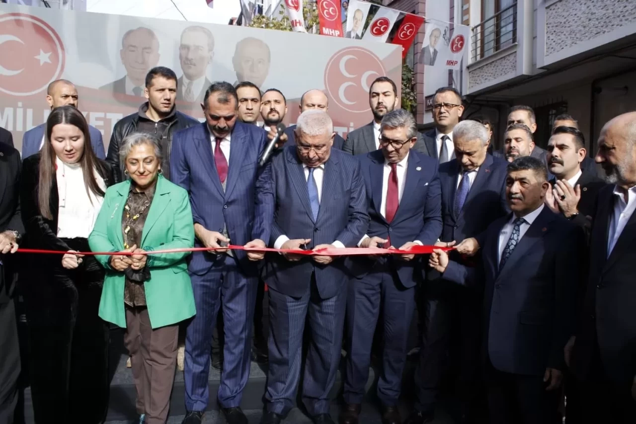 MHP’den Esenyurt’a yeni hizmet binası! Açılışa MHP’li Yalçın ve çok sayıda isim katıldı