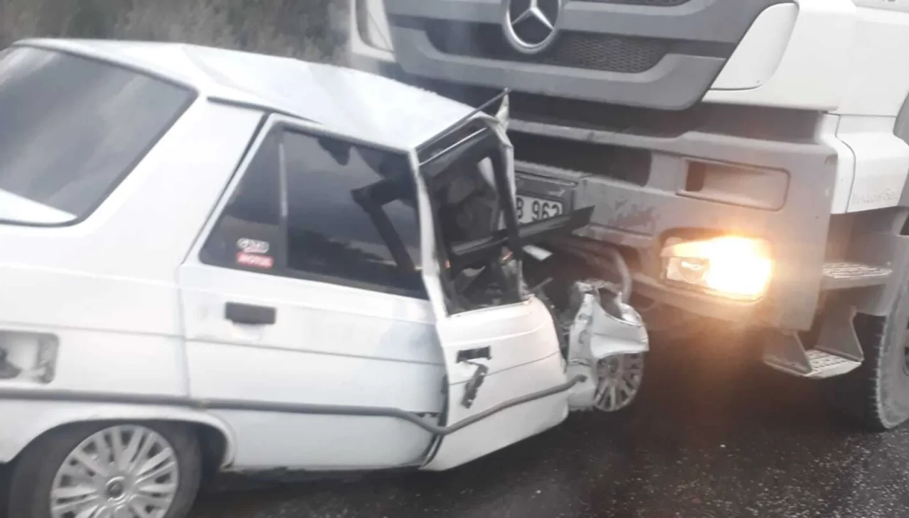 Manisa’da feci çarpışma: Otomobil kamyonla kafa kafaya çarpıştı, 1 ölü 1 yaralı