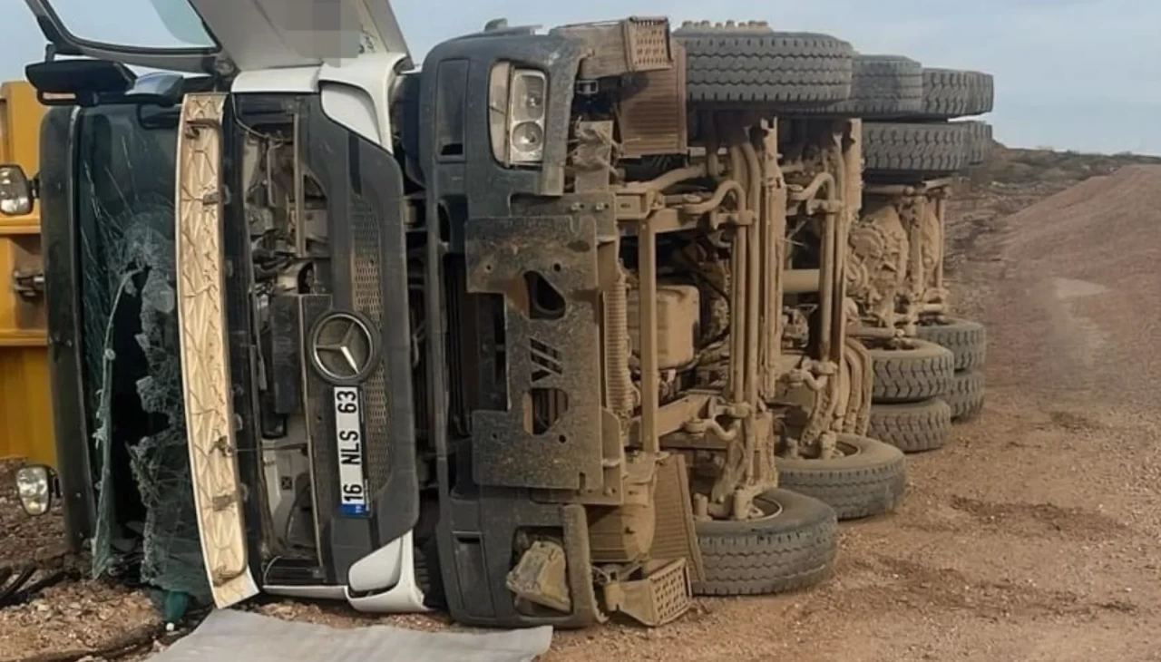 İnegöl’de hafriyat kamyonu devrildi: Sürücü ağır yaralı