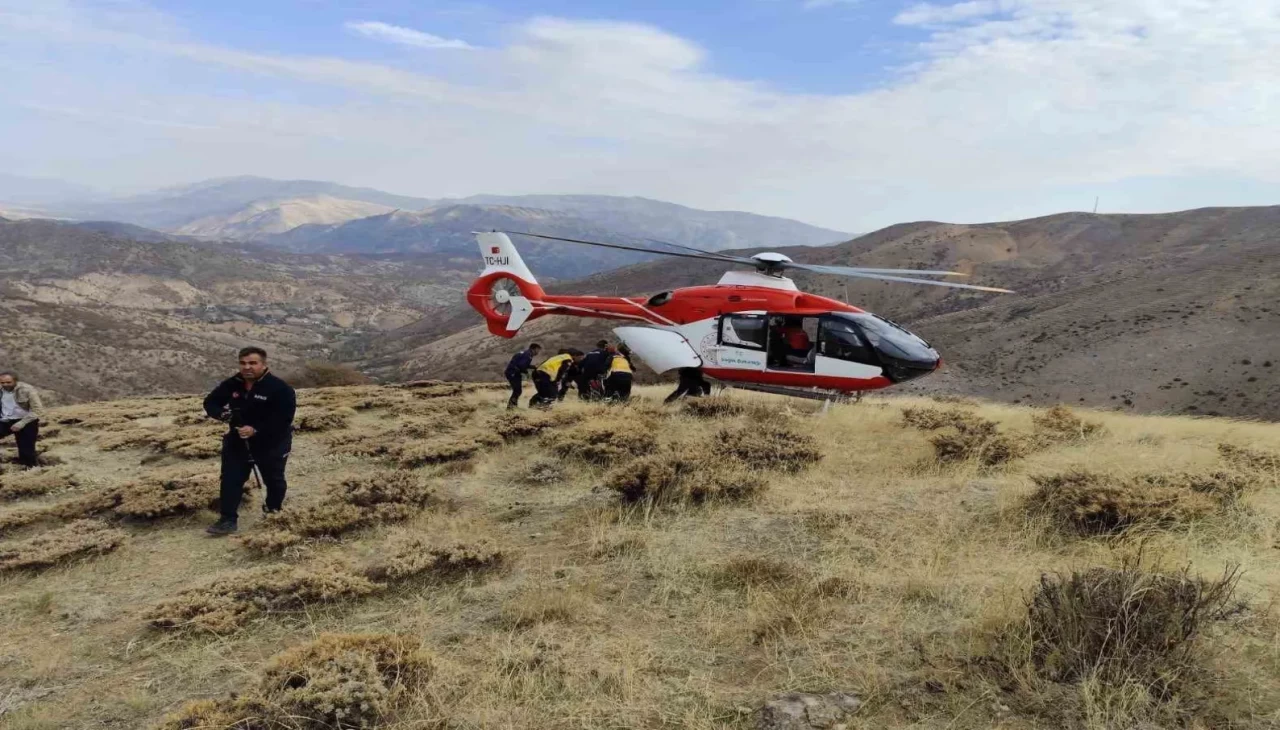 Ağaç keserken uçuruma yuvarlandı: Helikopterle kurtarıldı