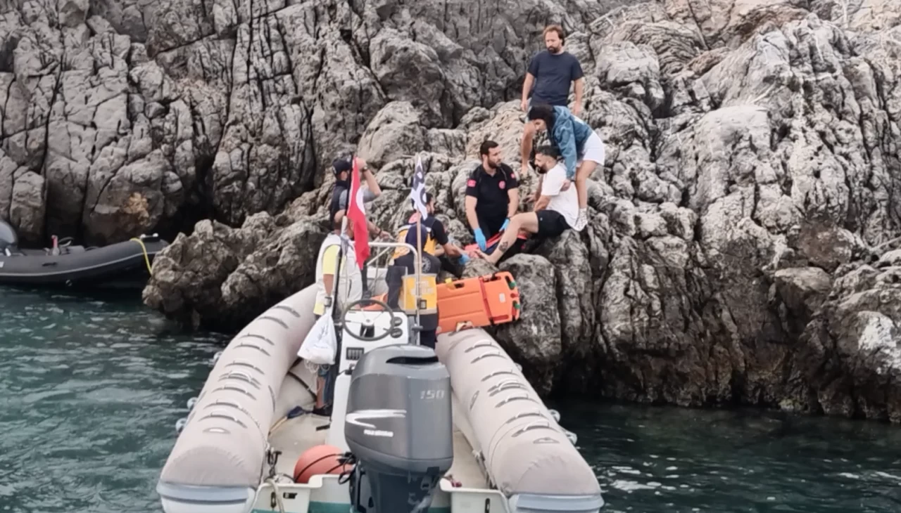 Bodrum’da lastik bot kayalıklara çarptı: 4 yaralı