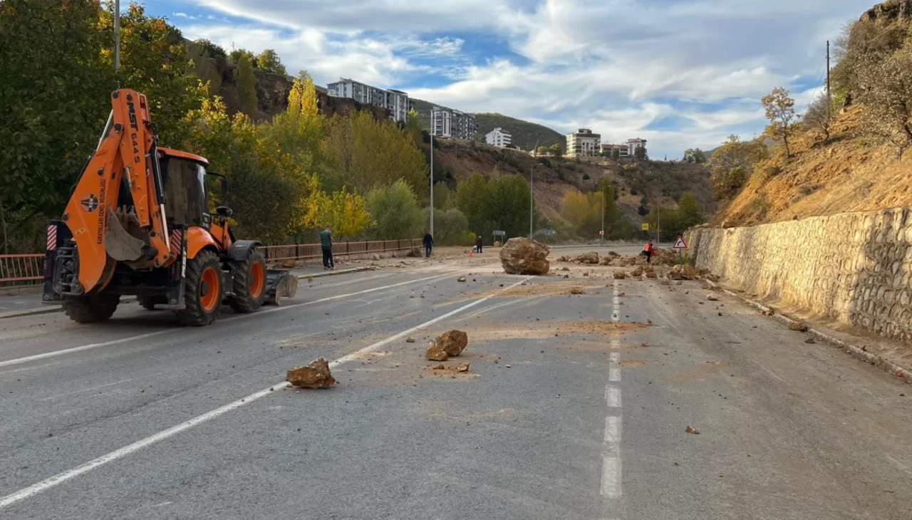 Tunceli-Ovacık yolunda kaya düşmelerine karşı önlem çalışması başlatıldı