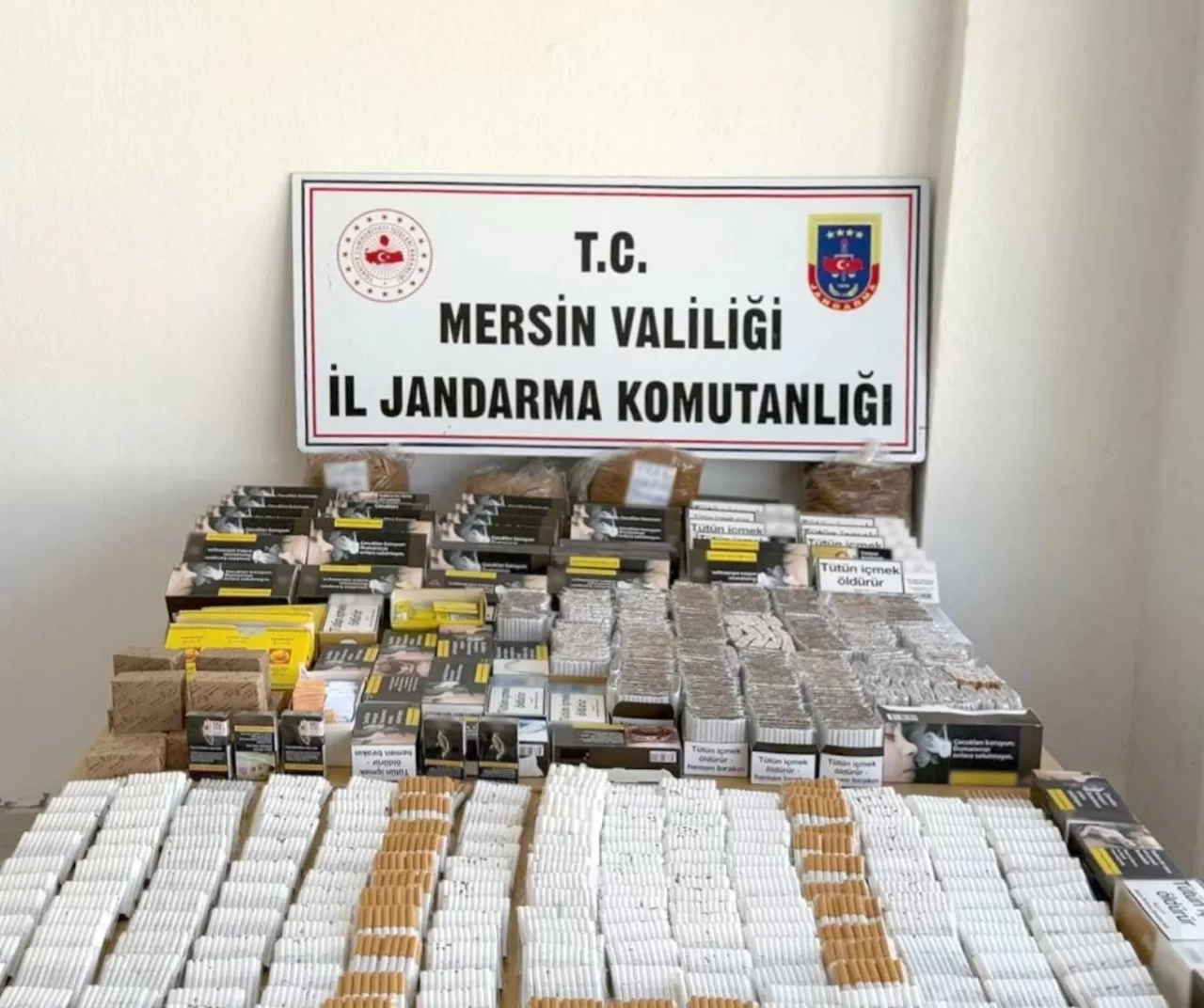 Mersin'de kaçak tütün ve 65 adet sigara sarma makinesi ele geçirildi