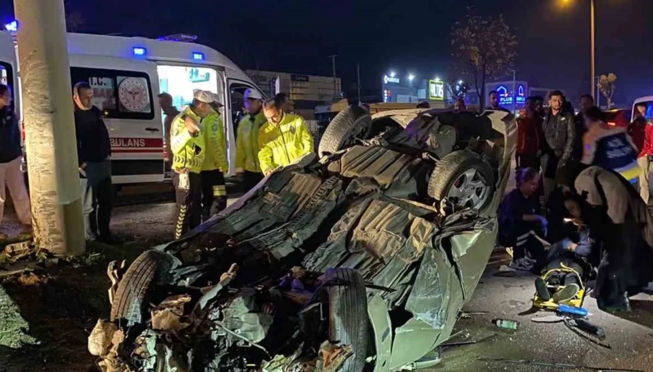 Önce refüje, sonra direğe çarptı: 1 yaralı