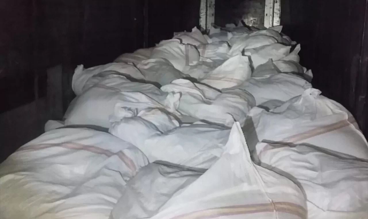 Adana'da tırda 10 ton kaçak tütün ele geçirildi