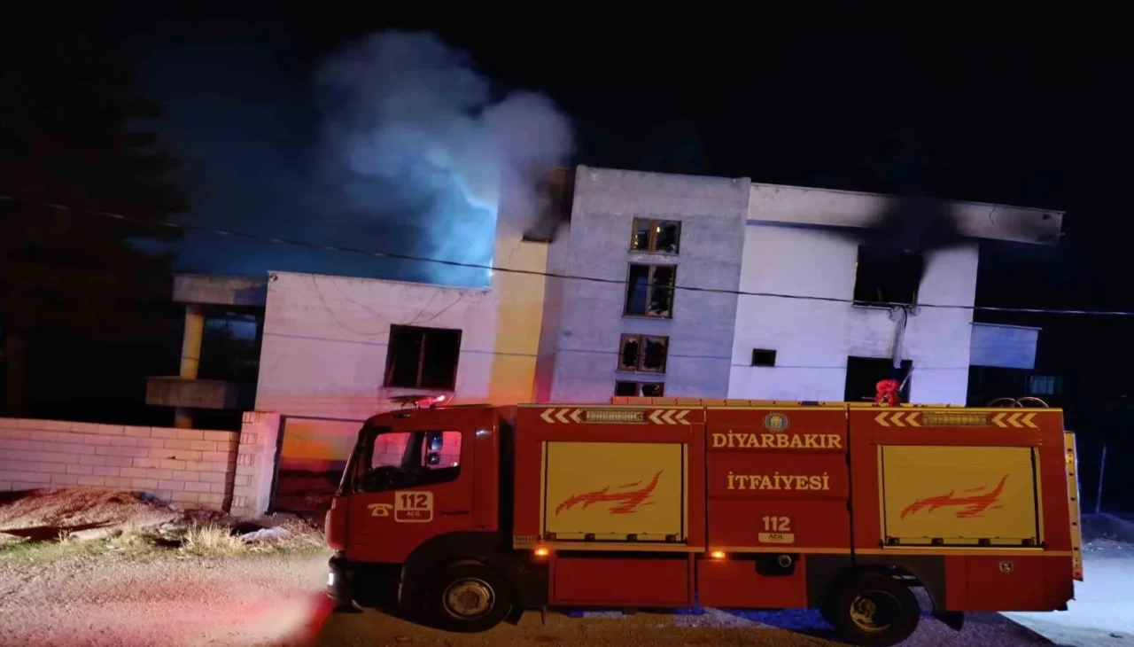 Silvan’da boş ev alevlere teslim oldu: Kullanılamaz hale geldi