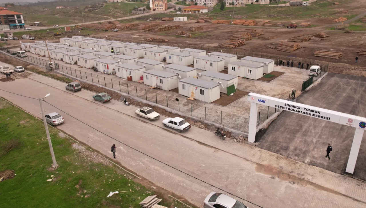 Sındırgı'da depremzedeler geçici yaşam merkezine yerleştiriliyor