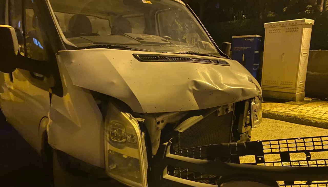 Bursa’da belediye otobüsüyle kamyonet çarpıştı: Şans eseri yaralanan olmadı