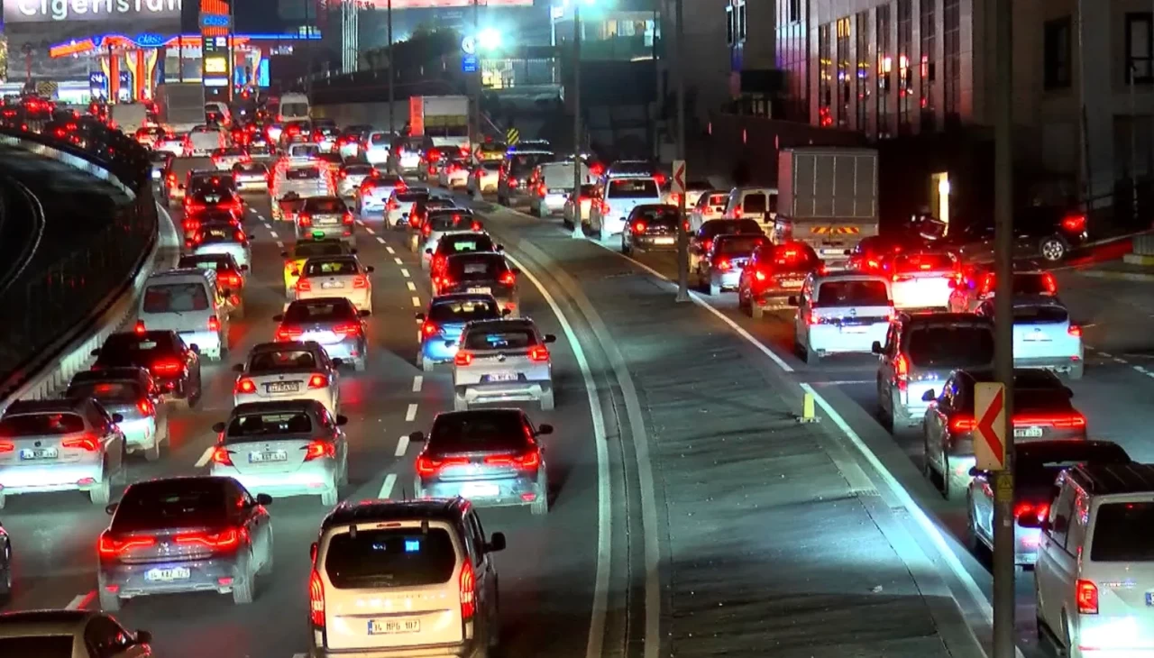 İstanbul’da ara tatil trafiği kilitledi! Yoğunluk yüzde 87’ye ulaştı