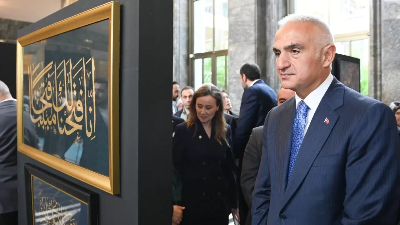 Bakan Ersoy, TBMM'deki "Hilalin Işığında" sergisini gezdi