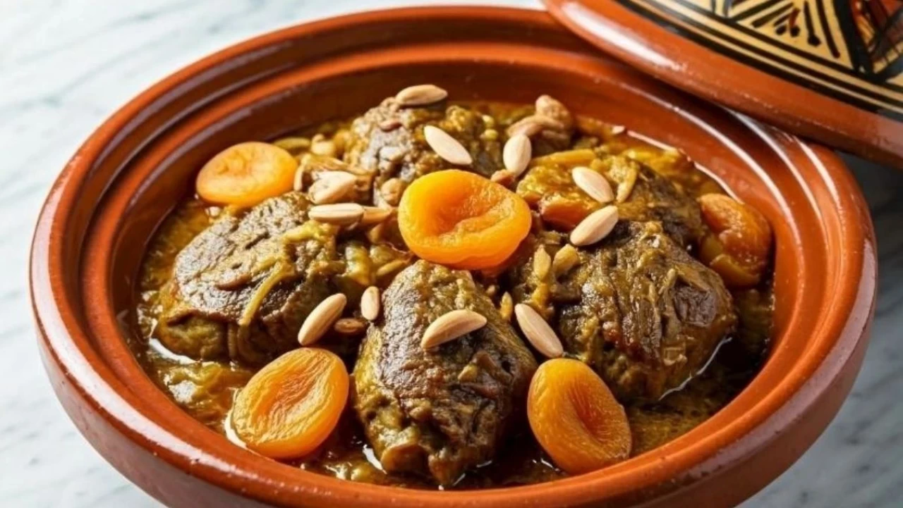Tajine de Kuzu Kaysılı Tarifi: Baharatlı Kuzu ve Tatlı Kayısıyla Sofralarınıza Eşsiz Lezzet Katın