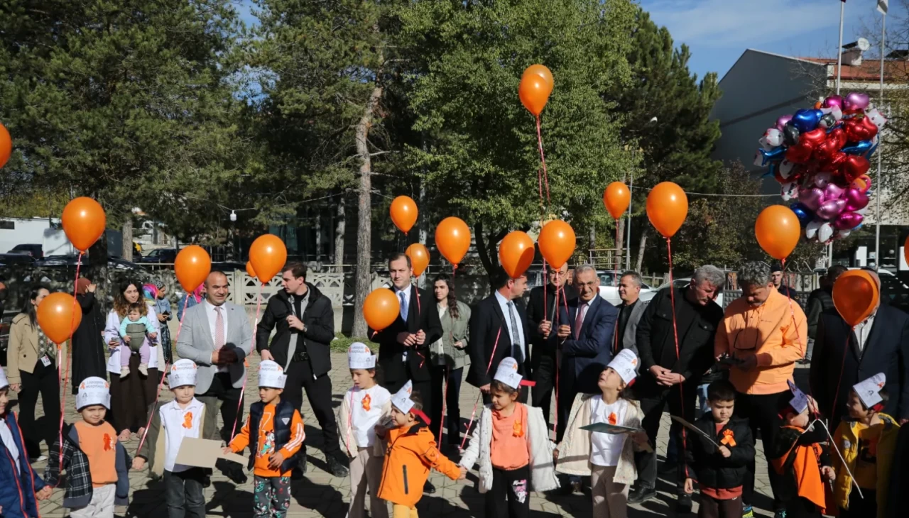 Minik yüreklerden lösemi farkındalığı: Gökyüzüne umut balonları uçurdular