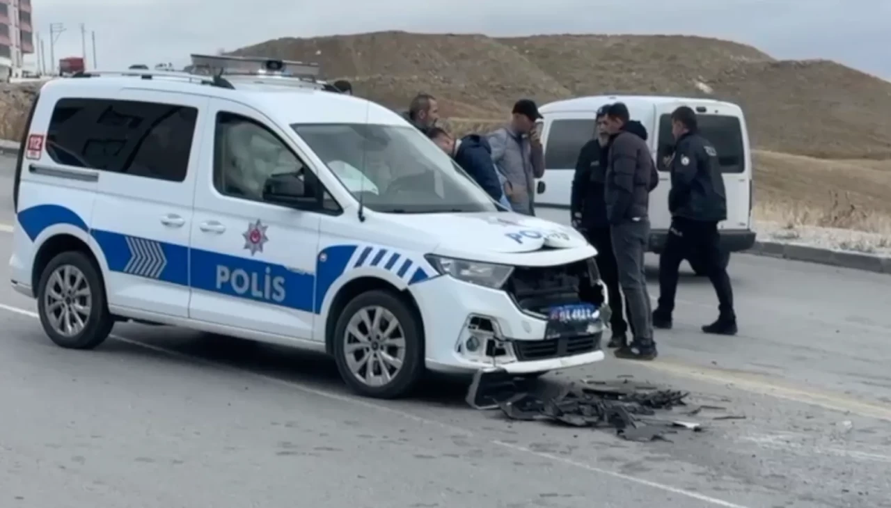 Ekip aracıyla hafif ticari araç çarpıştı: 1 Polis yaralandı!