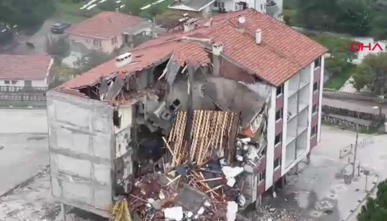 Sındırgı'da deprem sonrası yüksek katlı binalara traşlama ve kat düşürme işlemi başlatıldı!